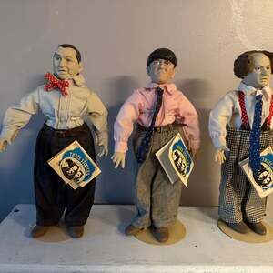 Hamilton Presents LARRY CURLY MOE 3 THREE STOOGES Doll Set Tags Stands NEW 1988